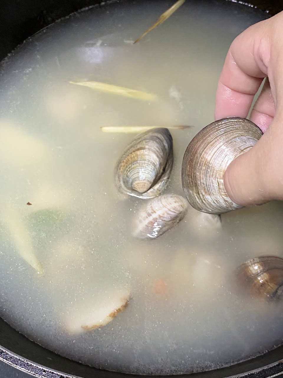 湯水食譜│椰青蜆雞湯  爆香料加湯慢浸雞胸唔嚡