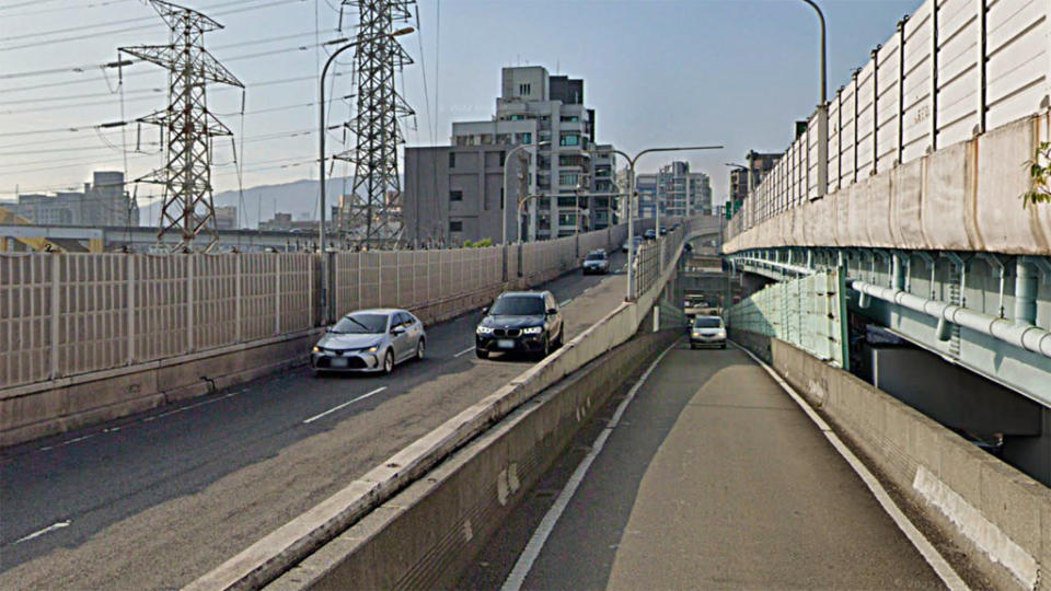 麥帥二橋的塔悠路匯入匝道也是風險相當高的市區高架橋匯入匝道。(圖片來源/ Google Maps)