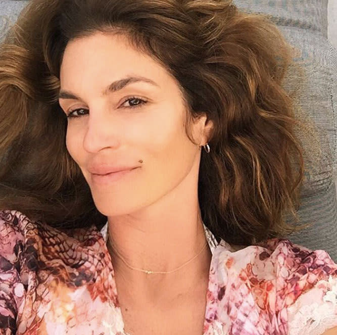 <p>Dieses Foto postet jetzt Supermodel Cindy Crawford auf Instagram und schreibt dazu: “Erster Tag mit 50!” Mit bitte was?! Mit 50?! Die zweifache Mutter ist tatsächlich gerade ein halbes Jahrhundert alt geworden und zeigt eindrucksvoll, dass sie auch in ihren besten Jahren ohne einen Hauch Make-up wunderschön aussieht. Auch von uns: Herzlichen Glückwunsch, Cindy! (Bild: Instagram/Cindy Crawford)<br></p>