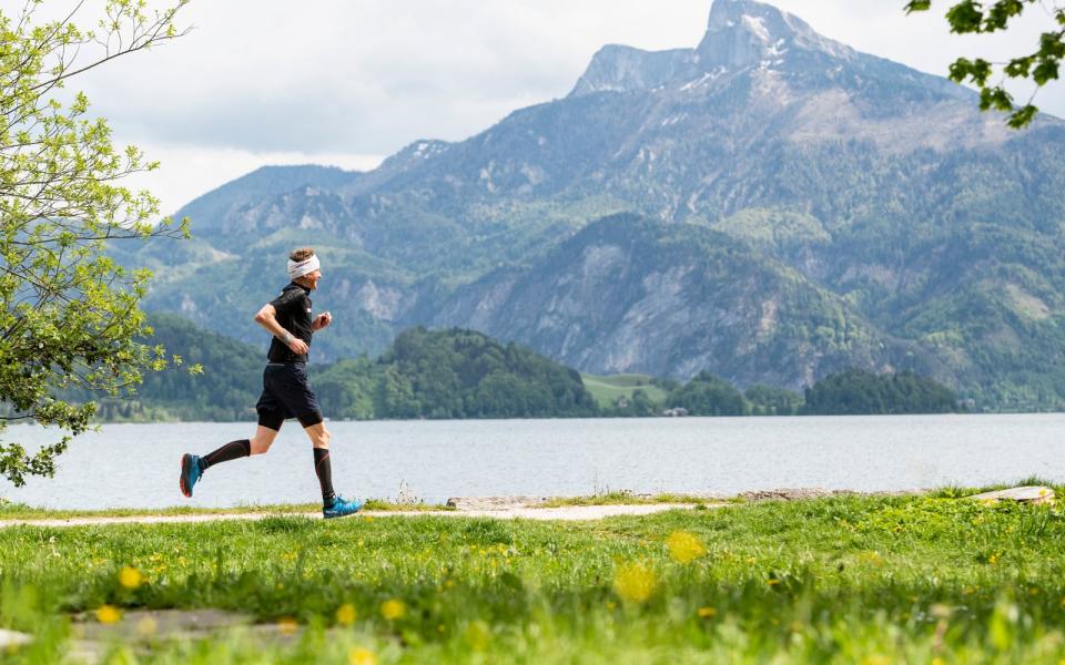 Der Mondsee, gelegen an einer oberösterreichischen Gemeinde mit gleichem Namen, ist nicht nur für Badenixen ein echter Traum. Auch Ex-Skisprungstar Andreas Goldberger nutzt die beeindruckende Kulisse als Laufstrecke. Die Galerie zeigt einige der schönsten Laufstrecken der Welt. Weitere traumhafte Kulissen und die Highlights des Spendenlaufs 2021 gibt es nach dem "Wings for Life World Run 2021" am 9. Mai, 19.45 Uhr, bei ServusTV zu sehen. (Bild: Markus Berger/Wings for Life World Run)