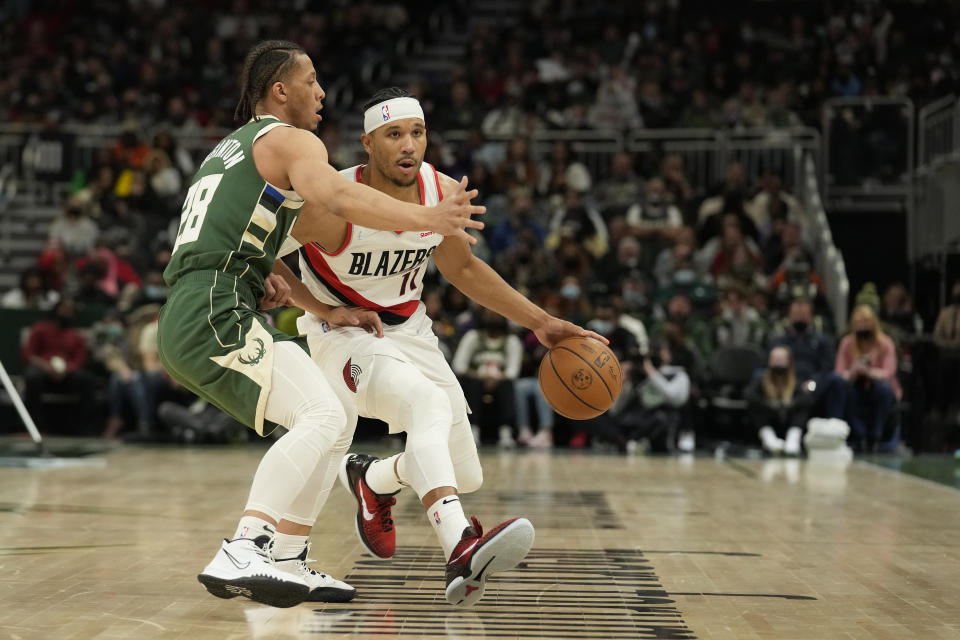 波特蘭拓荒者新同學Josh Hart（持球者）。（Photo by Patrick McDermott/Getty Images）