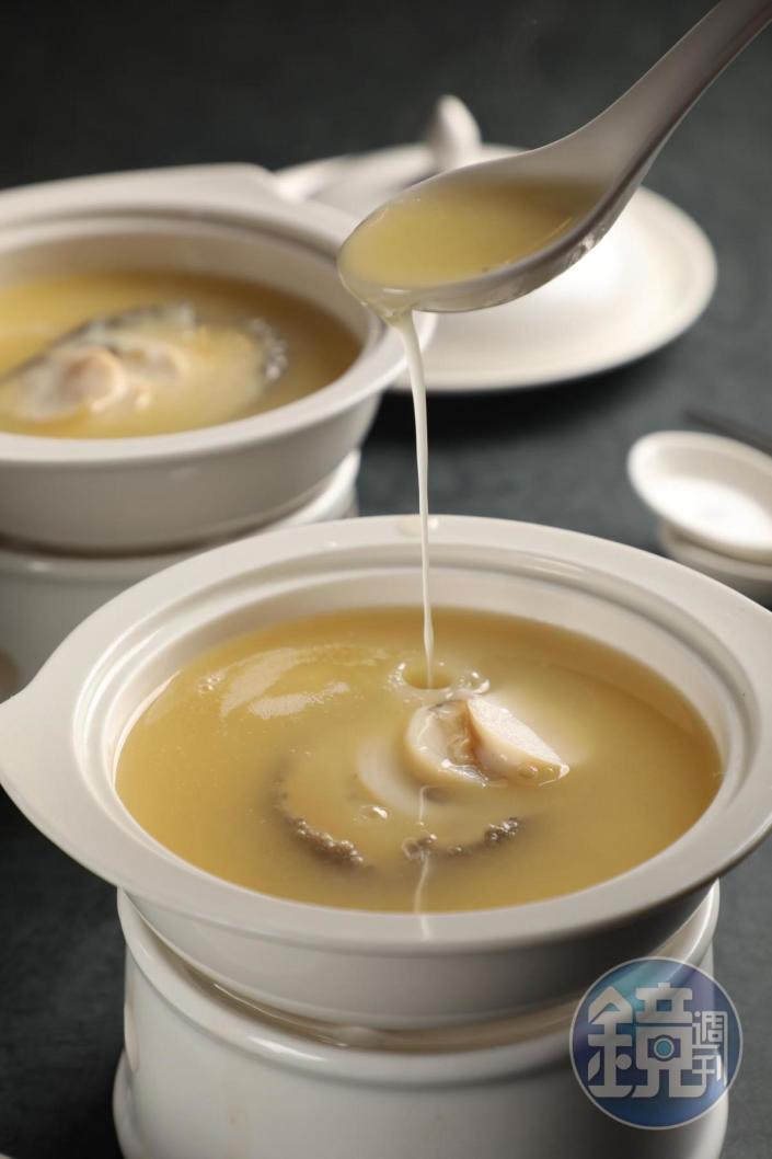 「金湯蛋白鮑」僅用黃土雞，不用火腿熬煮的高湯，濃郁黏嘴。（600元／位）