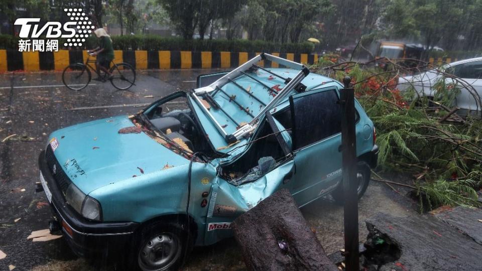 強風夾帶暴雨吹倒大樹，砸中一輛汽車(圖／達志影像美聯社)