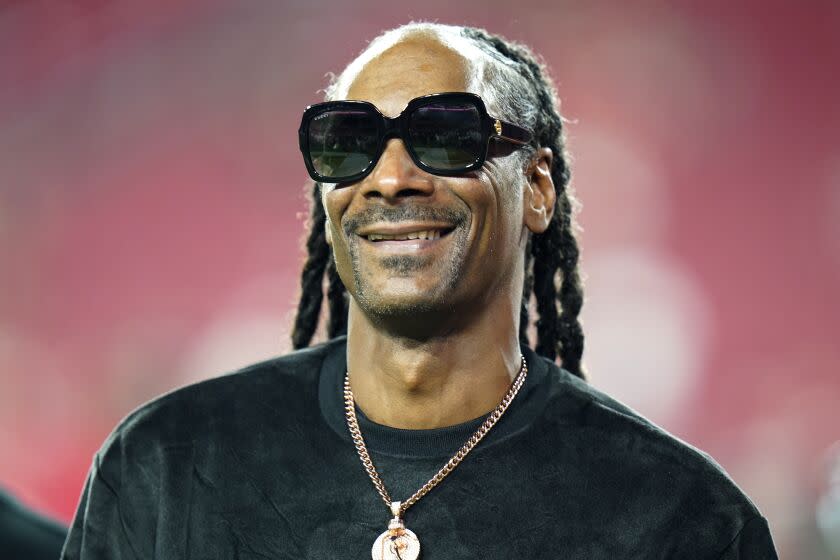 Snoop Dogg tendrá una película biográfica. Universal Pictures anunció el 9 de noviembre de 2022 que está desarrollando una película sobre la vida de Snoop Dogg que será producida por el rapero de 51 años.