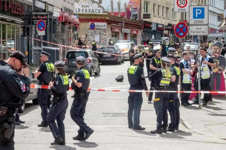 Des policiers dans une zone bouclée à Hambourg, après qu'un homme armé d'une hache et d'un cocktail molotov a menacé de s'en prendre à des membres des forces de l'ordre, en marge d'un match de l'Euro, le 16 juin 2024 en Allemagne (Bodo Marks)