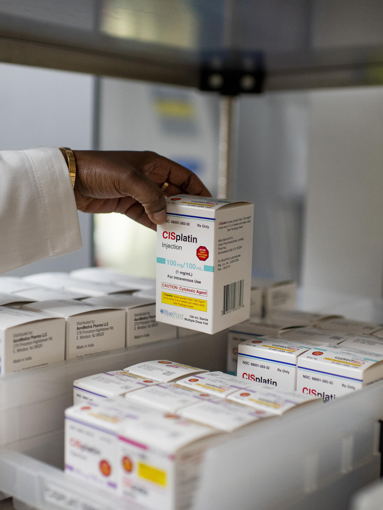 Una caja de inyecciones de cisplatino en el almacén de productos farmacéuticos del Centro de Cáncer y Trastornos de la Sangre de Fort Worth, Texas, el 16 de junio de 2023. (Emil Lippe/The New York Times)
