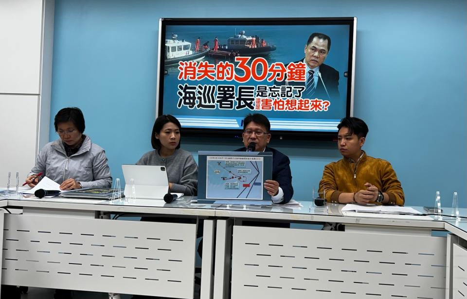 國民黨立院黨團2024.2.23記者會，首席書記長林思銘、立委徐巧芯、羅庭瑋等人出席，徐巧芯提出「吹哨者」提供2/24中國快艇在金門水域翻覆原始事件報告。郭宏章攝