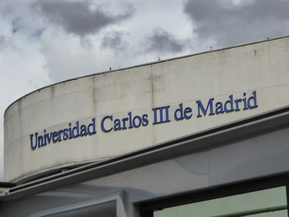 <p>La Universidad Carlos III obtiene mayor rendimiento en 21 de los puntos analizados, destacando sus resultados en los ámbitos de las Ciencias Políticas y la Sociología. (Foto: Wikimedia Commons). </p>