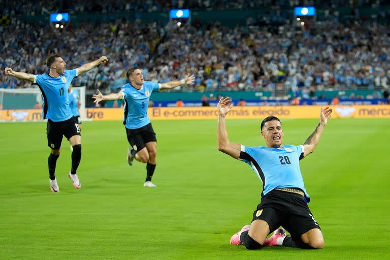 Maxi Araújo celebra de rodillas su golazo a Panamá, en el debut de Uruguay en la Copa América