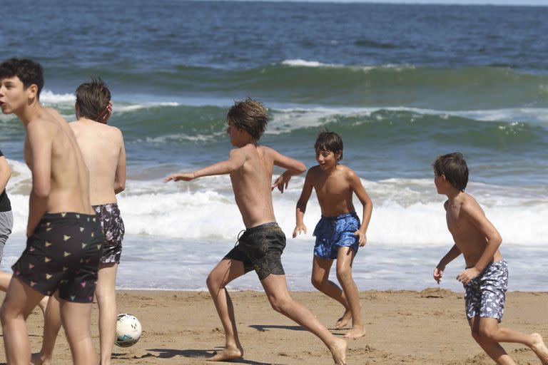 Fiel a sus genes, los hijos de Wanda y Maxi López armaron un picadito en la orilla del mar