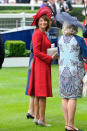 <p>Die Mutter der Herzogin von Cambridge trug für einen Renntag 2012 von Kopf bis Fuß ein rotes Outfit und dazu nudefarbene Accessoires. <em>[Bild: Getty]</em> </p>