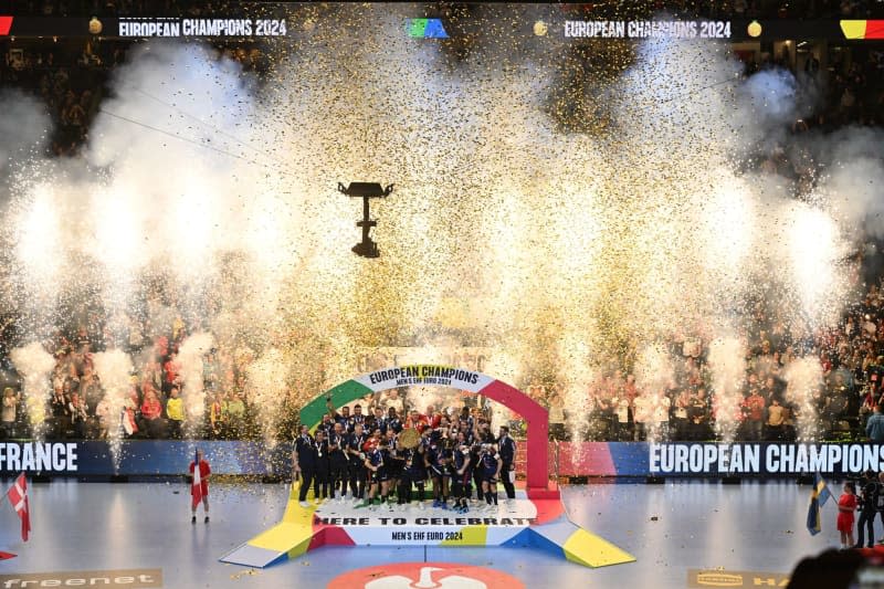 France's Luka Karabatic (C) holds up the trophy at the award ceremony of the 2024 EHF European Men's final Handball match between France and Denmark at Lanxess Arena.. Federico Gambarini/dpa