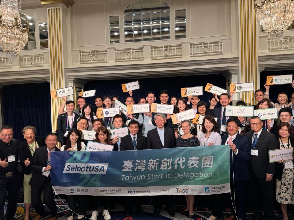 我經濟部長郭智輝(中)率團參加美國投資高峰會（Select USA Investment Summit)。 翻攝Taiwan in the US臉書