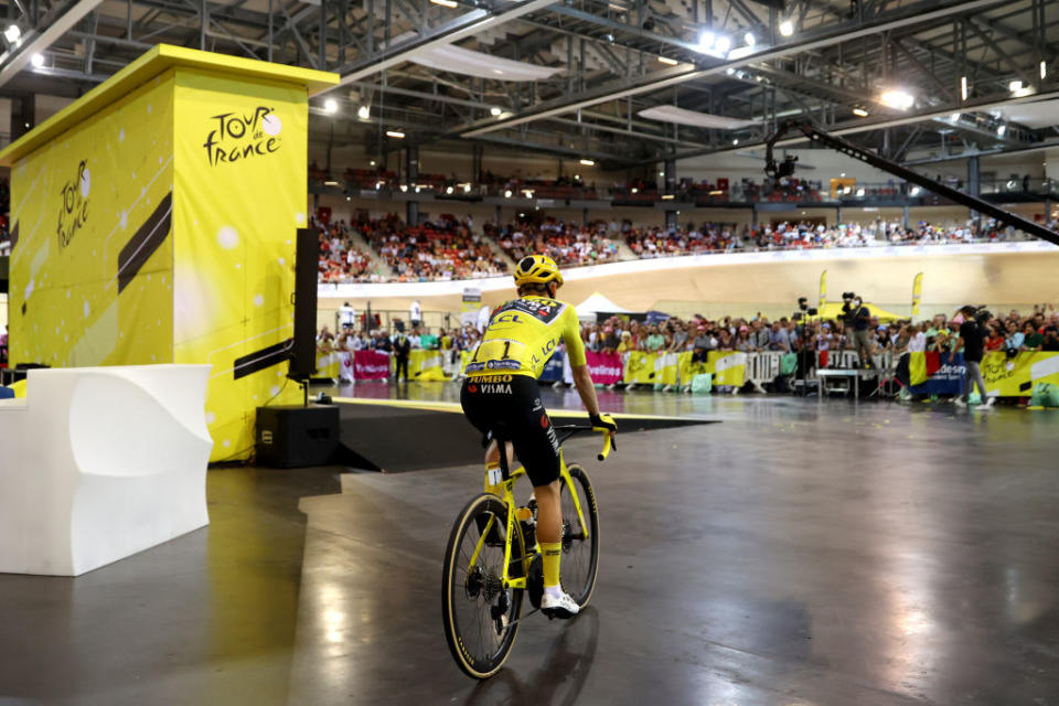 Jonas Vingegaard enters the velodrome to sign-on