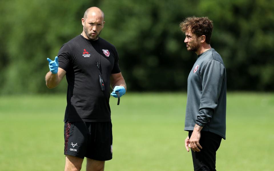 George Skivington, (L) the Gloucester head coach talks to fly-half Danny Cipriani - GETTY IMAGES