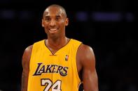 Kobe Bryant wurde nicht erst durch seinen frühen Tod zur Legende: Als der Basketballstar der Los Angeles Lakers 2016 seinen Rücktritt bekannt gab, erklärte Los Angeles den 24. August (24 und 8 waren seine Trikotnummern) zum Kobe-Bryant-Day. Nach seinem tödlichen Helikopterunfall im Januar 2020 beschloss auch der Bezirk Orange County, den Tag als offiziellen Feiertag zu begehen. (Bild: Harry How/Getty Images)