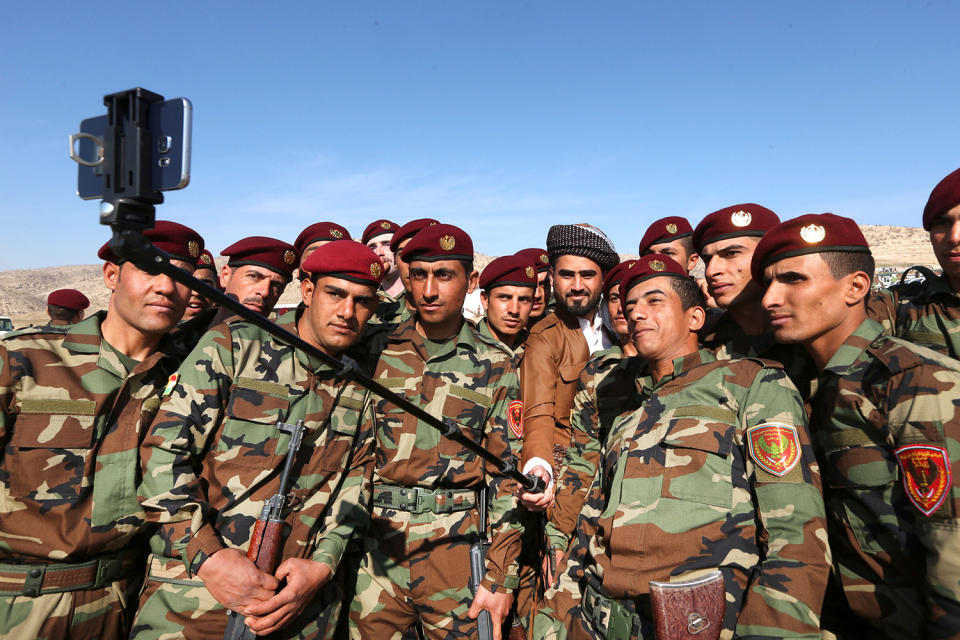 Arab soldiers in Kurdish forces take a selfie