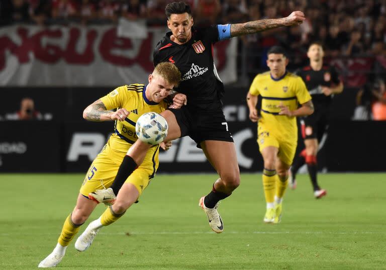 José Sosa lucha con Valentini, en el primer Boca-Estudiantes, antes del desvanecimiento de Altamirano