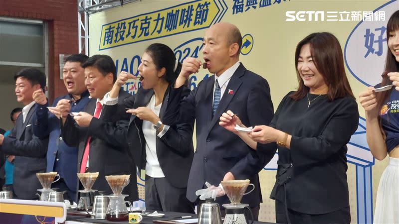 韓國瑜（右三）、許淑華（右四）出席「2024南投巧克力咖啡節記者會」。（圖／記者陳怡潔攝影）