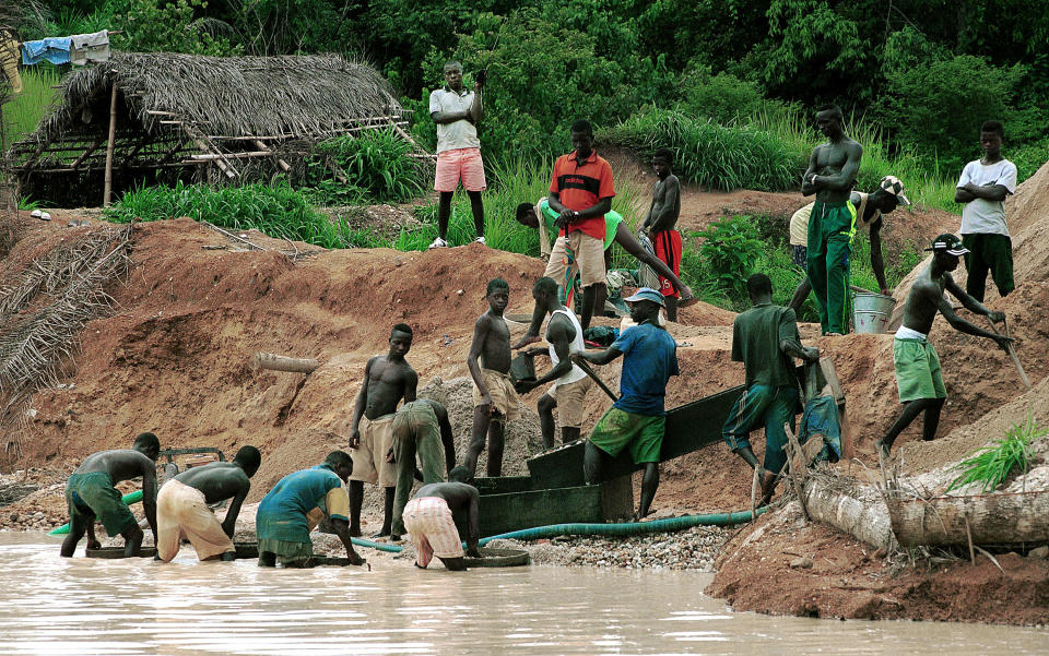 Grupo de trabajadores, entre ellos niños, en Sierra Leona. (Chris Hondros/Getty Images)