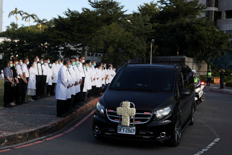 A hearse with former Taiwan President Lee Teng-hui's casket makes its way to a private cremation in Taipei