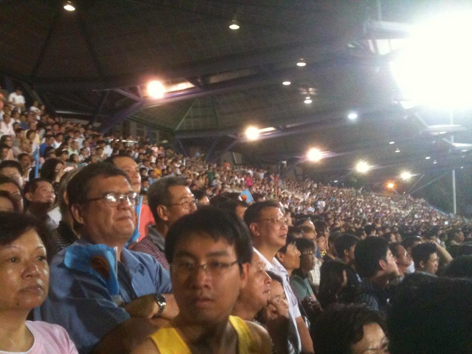 Thousands squeeze into Serangoon Stadium for the Workers' Party rally. (Yahoo! photo/ Jeffrey Oon)