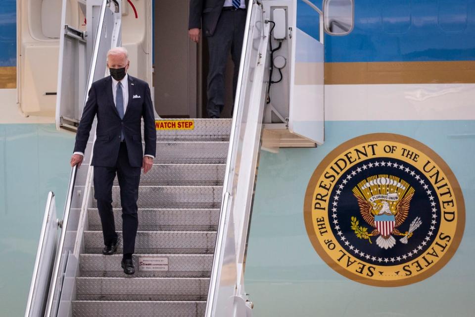 El presidente Joe Biden baja del Air Force One en Japón en la segunda etapa de su viaje a Asia (Getty Images)