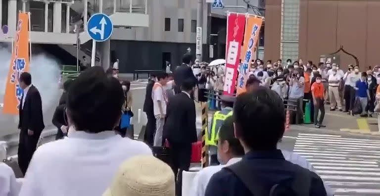 El momento en el que el exprimer ministro japonés Shinzo Abe recibe un disparo de bala durante un acto político, llevado a cabo en la ciudad de Nara, al oeste de Japón