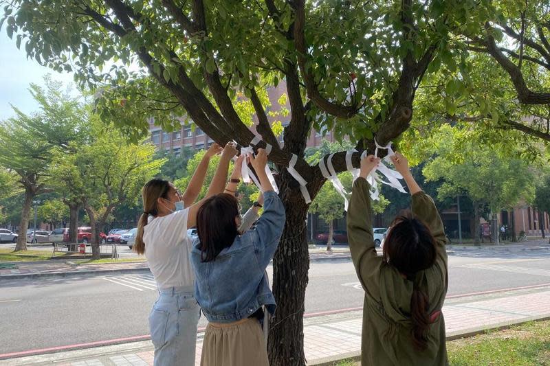 外籍女學生遇害後，校方和學生在校內舉行繫上白絲帶活動。（翻攝自長榮大學官網）