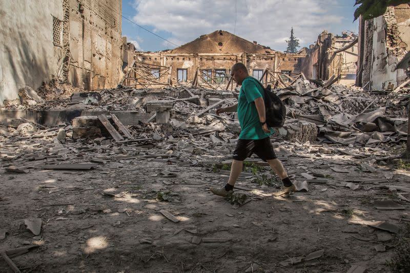 Un residente local camina frente a un edificio destruido por un ataque militar, mientras continúa el ataque de Rusia contra Ucrania, en Lysychansk, región de Lugansk, Ucrania