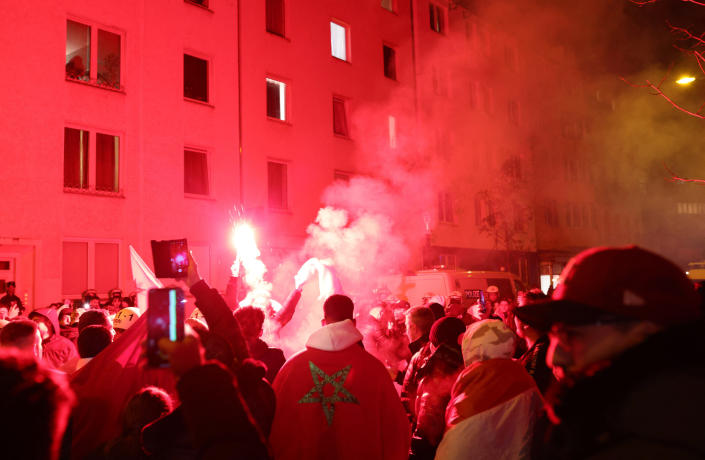 Fans de Marruecos en Dusseldor, Alemania, observando el partido de Semifinales contra Francia. (REUTERS/Thilo Schmuelgen)