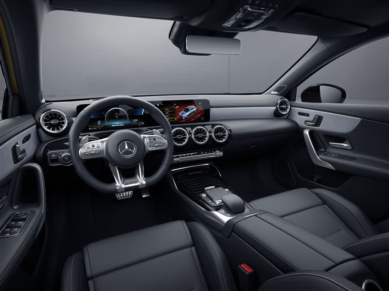 Mercedes-AMG 35全車系標配「AMG高性能Nappa真皮平底跑車方向盤」。（圖／Mercedes-Benz提供）
