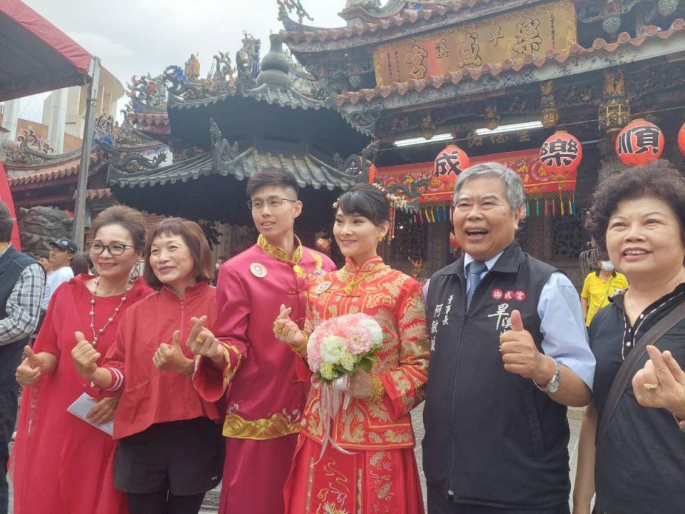 台中樂成宮集團結婚，媽祖賜福88對有情人，新人宇綺和冠仲表示，兩人都是職業軍人，也是樂成宮神將團志工，在媽祖見證下結婚，意義非凡。（圖：寇世菁攝）