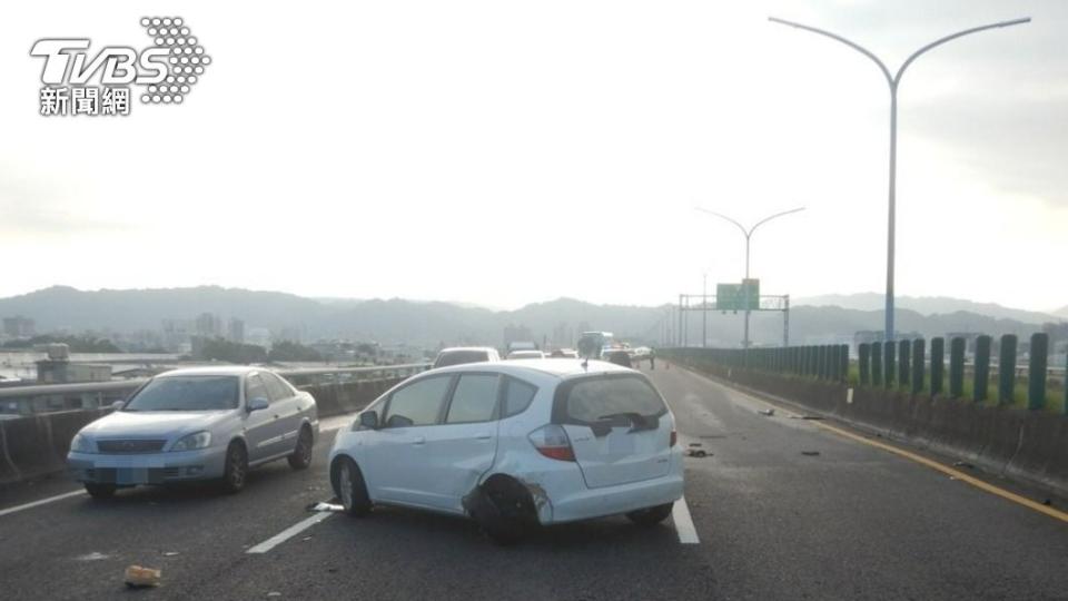 白車車輪被撞歪。（圖／TVBS）