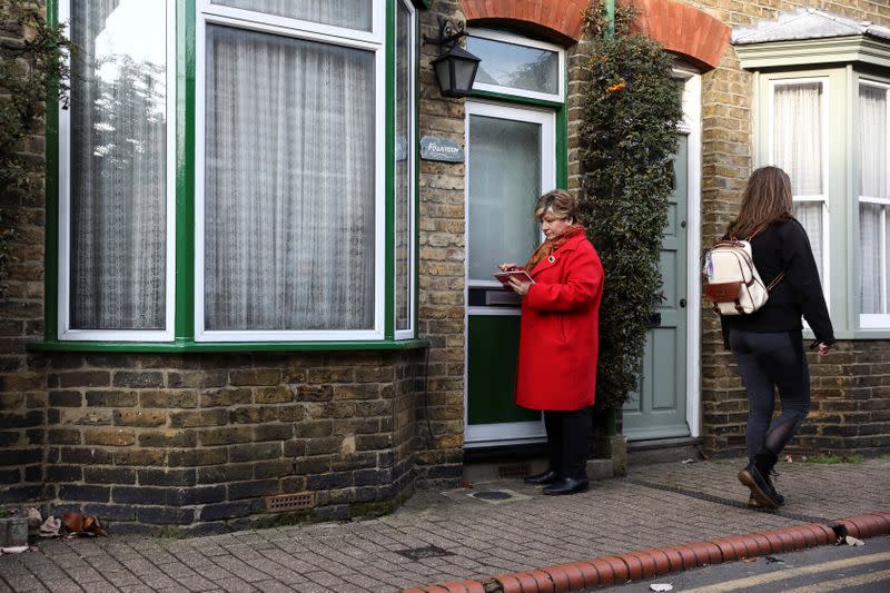 Emily Thornberry, candidata laborista para Islington Sur, examina las casas en nombre de Rosie Duffield, la candidata del Partido Laborista para Canterbury, en Canterbury, Reino Unido, el 1 de diciembre de 2019