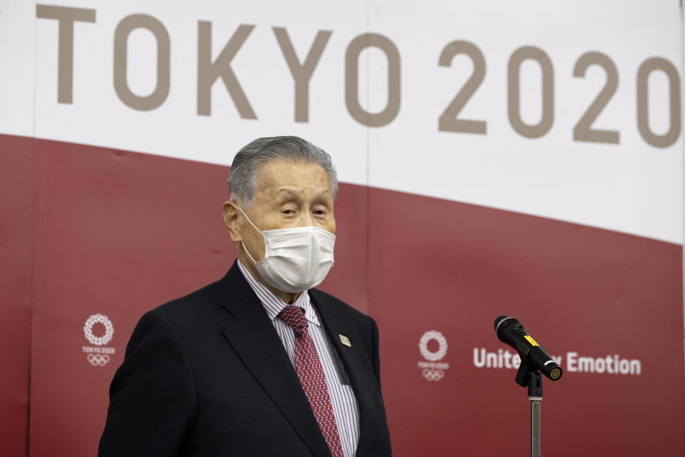 El presidente del comité organizador de los Juegos Olímpicos de Tokio Yoshiro Mori habla con la prensa tras una videoconferencia con el presidente del COI Thomas Bach el jueves 28 de enero de 2021. (Takashi Aoyama/Pool Foto vía AP)