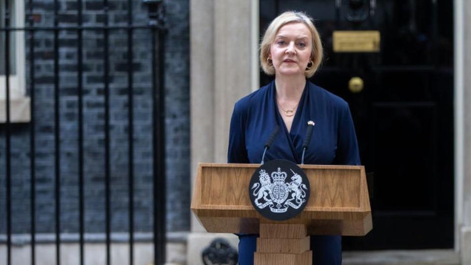 Liz Truss frente a 10 Downing Street