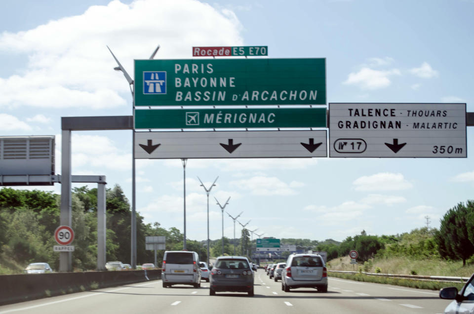 <p>Francia utiliza un sistema muy similar al de España, aunque mucho más costoso debido a ciertos condicionantes, como el que a las caravanas y a los remolques se les aplica un recargo del 50% sobre la tarifa. El precio medio en las autopistas glas para un turismo ronda los 8,6 céntimos por kilómetro. (Foto: Getty Images).</p> 