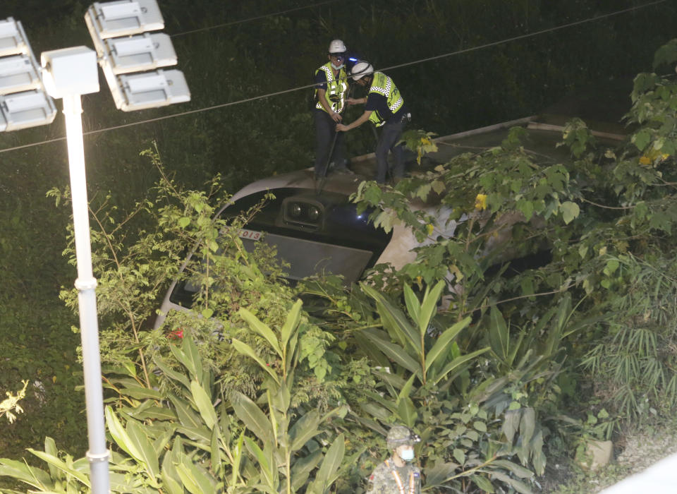 Rescatistas trabajan en un tren descarrilado cerca de Hualien, Taiwán, viernes 2 de abril de 2021. El choque del tren con un vehículo dejó decenas de muertos y heridos. (AP Foto/Chiang Ying-ying)