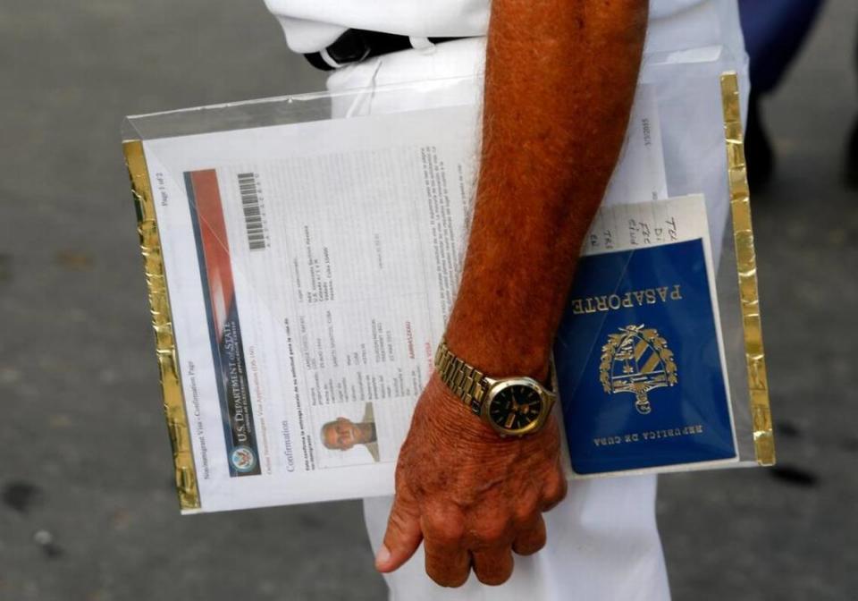 Un solicitante cubano de una visa para viajar a Estados Unidos sostiene sus documentos mientras espera en fila ante la embajada de EE.UU. en La Habana.