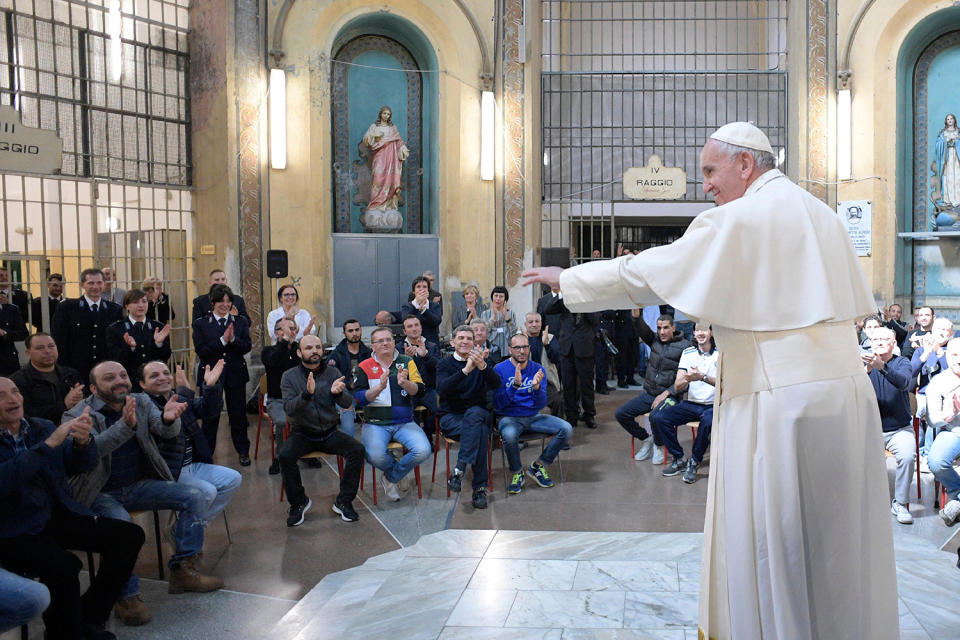 Pope meets with prisoners in Milan