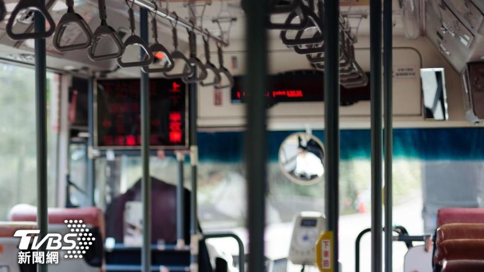 乘客準備下車跌倒。（示意圖，與事件無關／shutterstock達志影像）