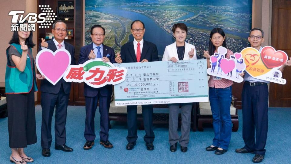 台彩董事長薛香川（左四）受威力彩中獎人委託，捐贈1000萬元給予台北市政府，由黃珊珊（右三）代表接受。（圖／台彩提供）
