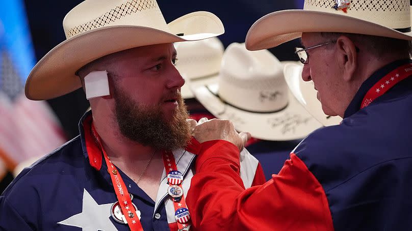 Simpatizante de Trump con un sombrero vaquero y una "venda"