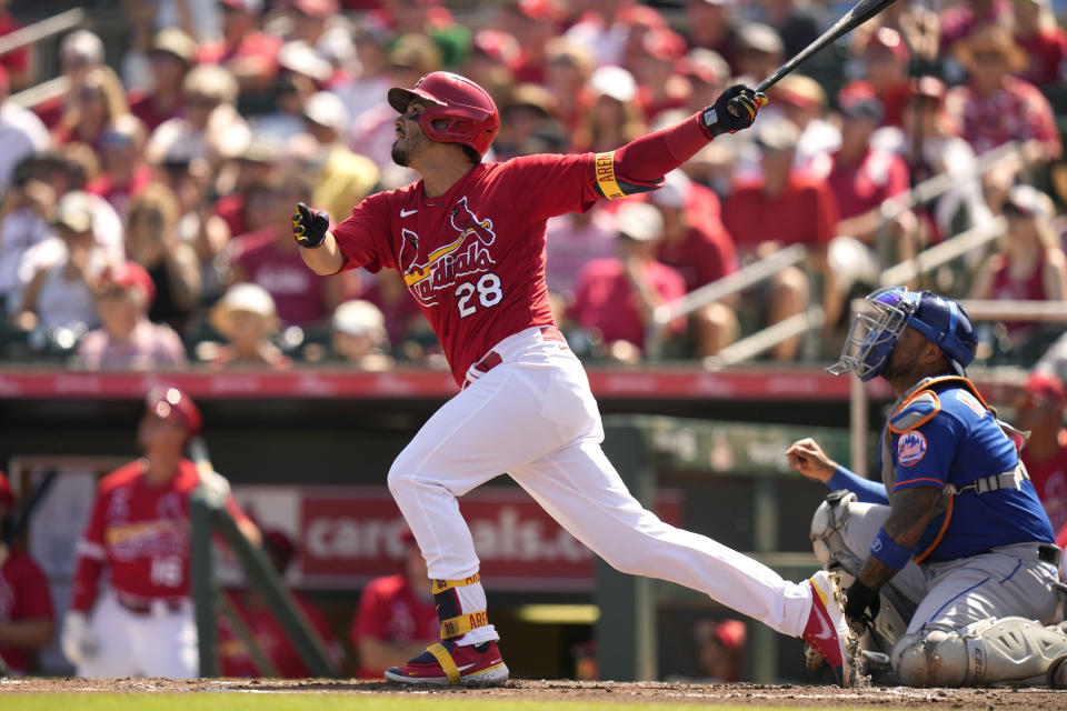 En foto del domingo 5 de marzo del 2023, Nolan Arenado de los Cardenales de San Luis con un pop out frente al campocorto de los Mets de Nueva York Francisco Lindor en el duelo de exhibición en Jupiter, Florida. (AP Foto/Lynne Sladky)