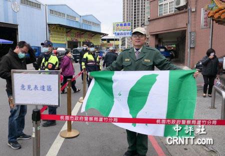 推動台灣國的深綠黃國華，趁蔡英文陳建仁來桃園視察表達意見。（圖／中評社）