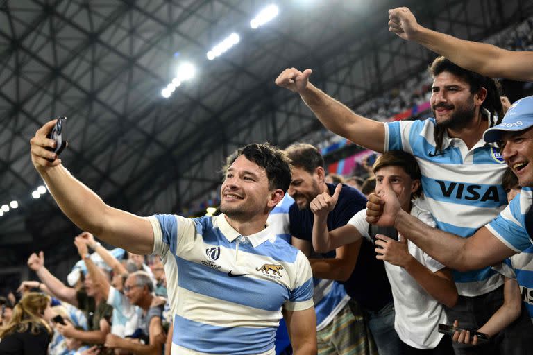 Lautaro Bazán Vélez se toma una foto con fanáticos; desde el Mundial Inglaterra 2015 no se veía un festejo argentino en rugby como el de este sábado en Marsella.