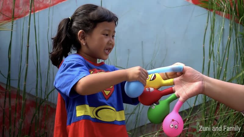 ▲網友發現一名印尼小女孩唱歌搖擺以及跟著媽媽指示拔下對應顏色的氣球，影片觀看數突破24億。（圖/YT＠Zuni and Family）