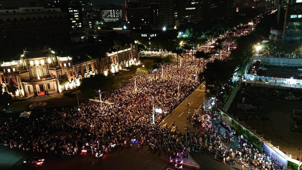 民進黨團與大批民眾 24 日聚集立院外青島東路抗議，預估達十萬人。   圖:翻攝自 柯建銘臉書