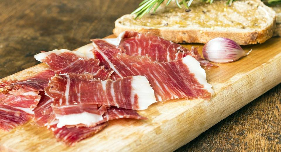 El consumo de <strong>jamón de bellota </strong>no solo mejora la salud vascular en personas sanas, también tendría efectos beneficiosos sobre diferentes lípidos y ácido úrico. (Foto: Getty)